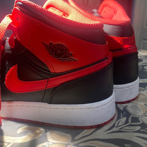 Hey everyone the new Jordans 1’s just came out !!😱 - Picture 1 of 4